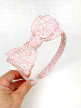 Load image into Gallery viewer, Avery | Embossed Daisy
