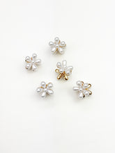 Load image into Gallery viewer, Pearl Flower | Mini Claw
