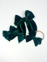 Load image into Gallery viewer, Maeve | Green Velvet | Party Bow | Right Clip
