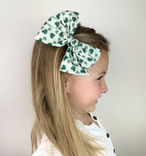 Load image into Gallery viewer, Maeve | Shamrock Daisies | Oversized | Left Clip {PRE-ORDER}
