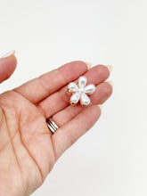 Load image into Gallery viewer, Pearl Flower | Mini Claw
